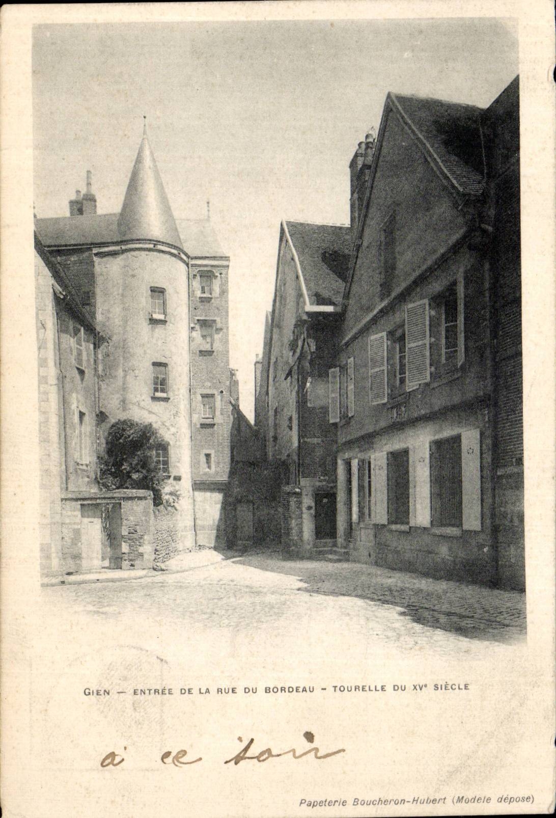 CPA Gien Entree de la rue du Bordeau Tourelle du 15eme