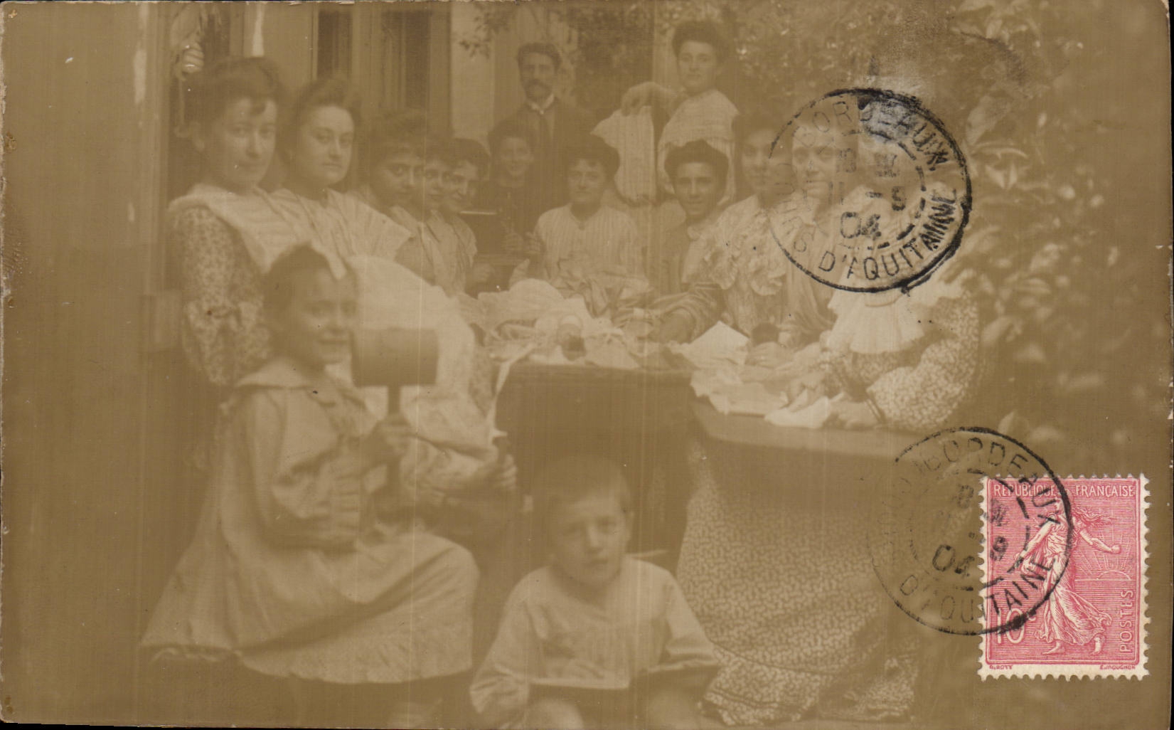 Groupe de femmes et enfants — Dordogne — Société Lumière, Lyon