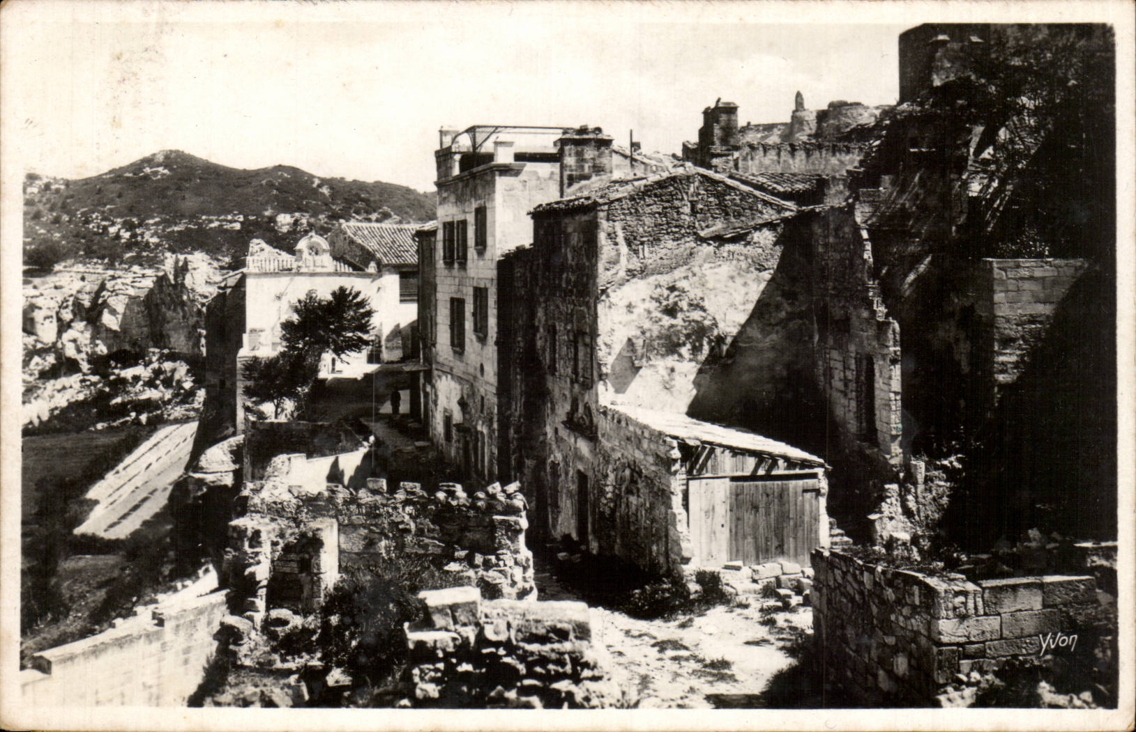Les Baux-de-Provence — Vue de la voie romaine — Yvon