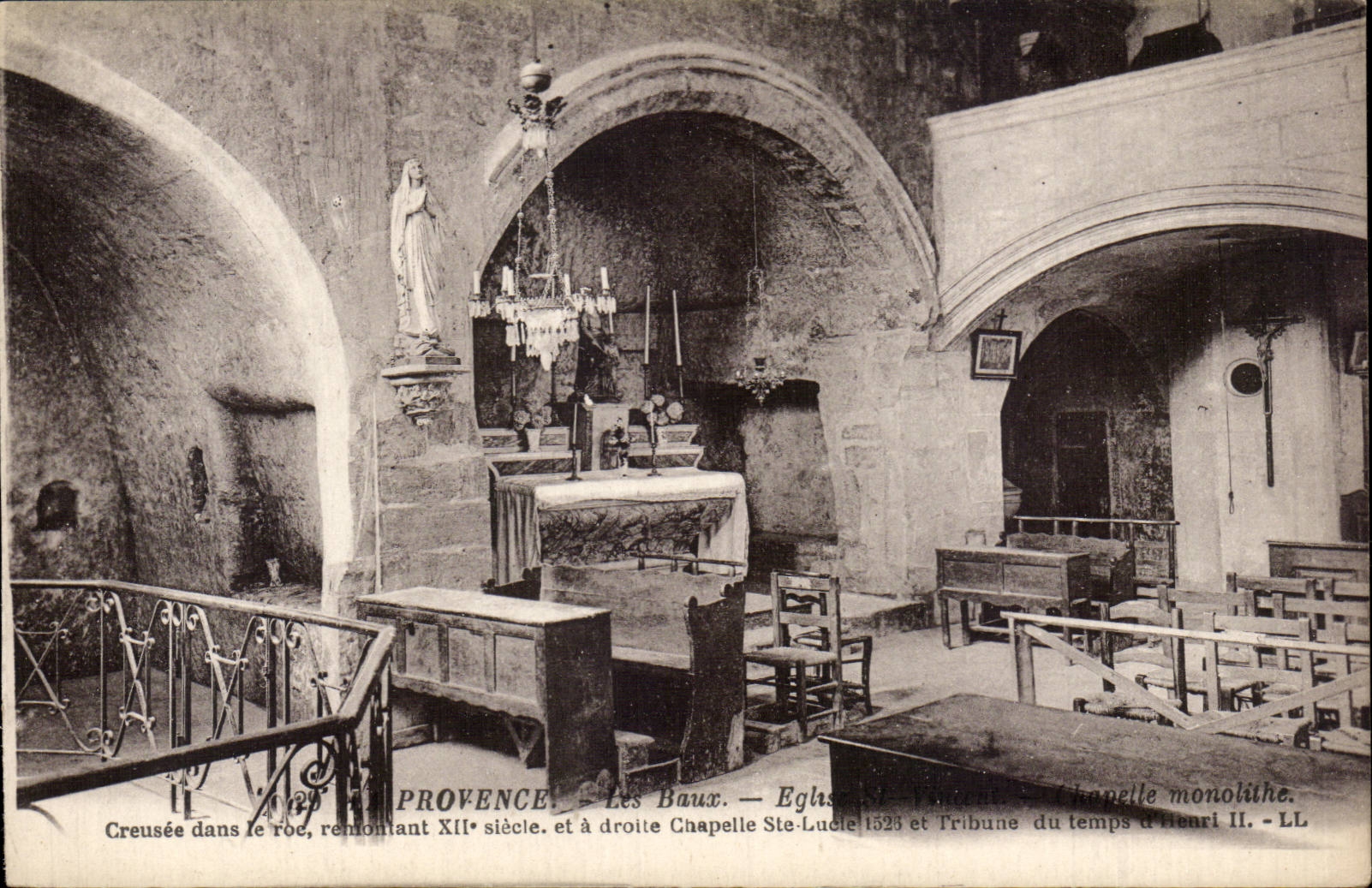 Les Baux — Église et chapelle monolithe — Provence