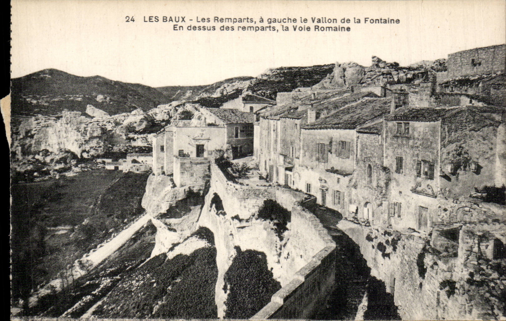Les Baux - Les Remparts, à gauche le Vallon de la Fontaine, en dessus des remparts, la Voie Romaine