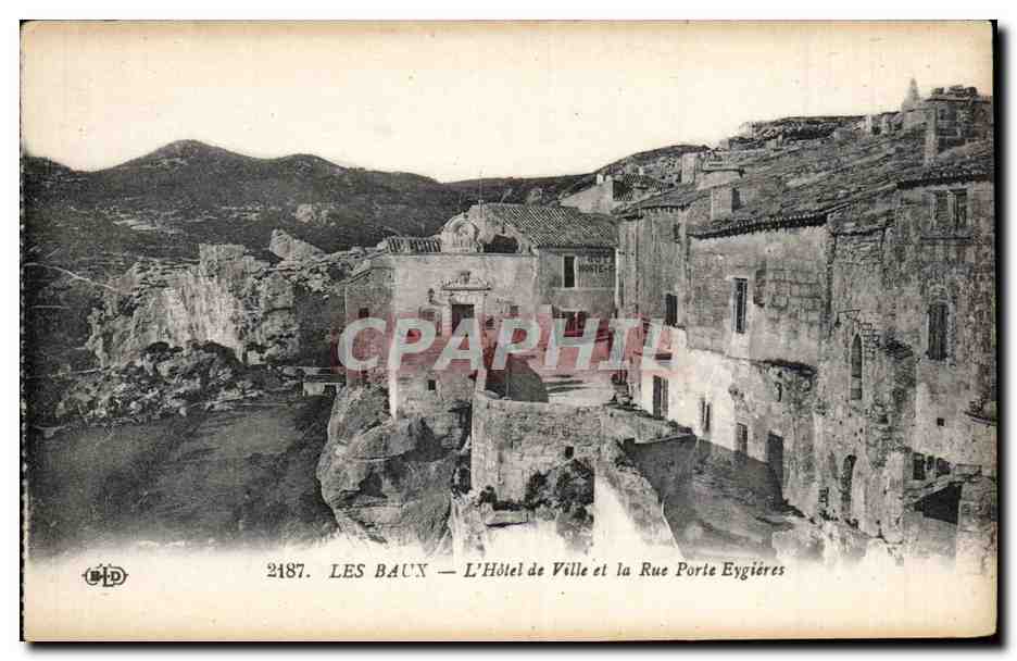 CPA Les Baux L'hotel de ville et la rue Porte Eygieres