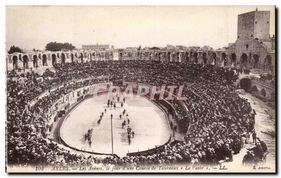 CPA Arles Les arenes le jour d'une course de taureaux Le Paseo
