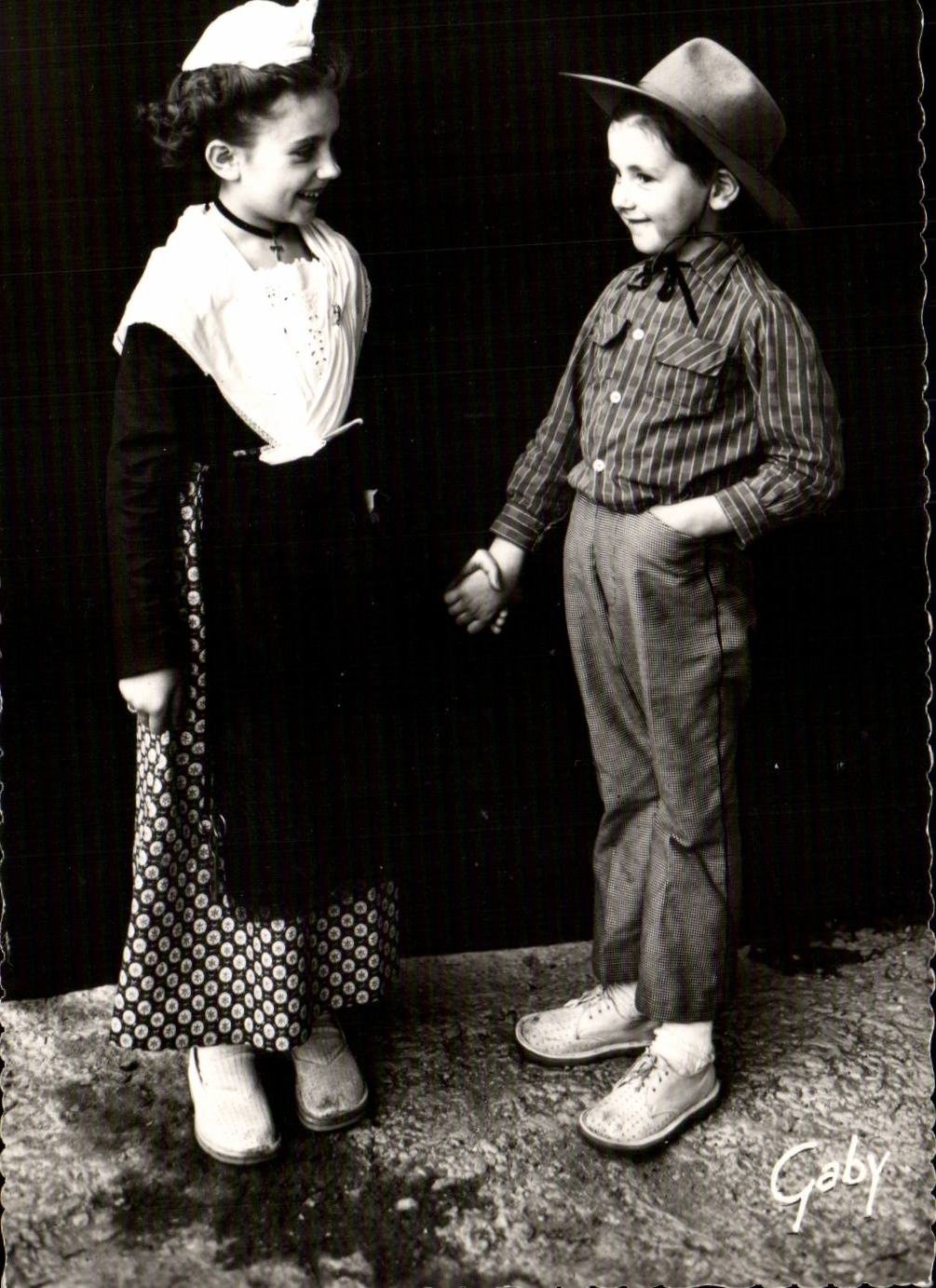 CPSM Provence Jeune couple Gardian et Arlesienne