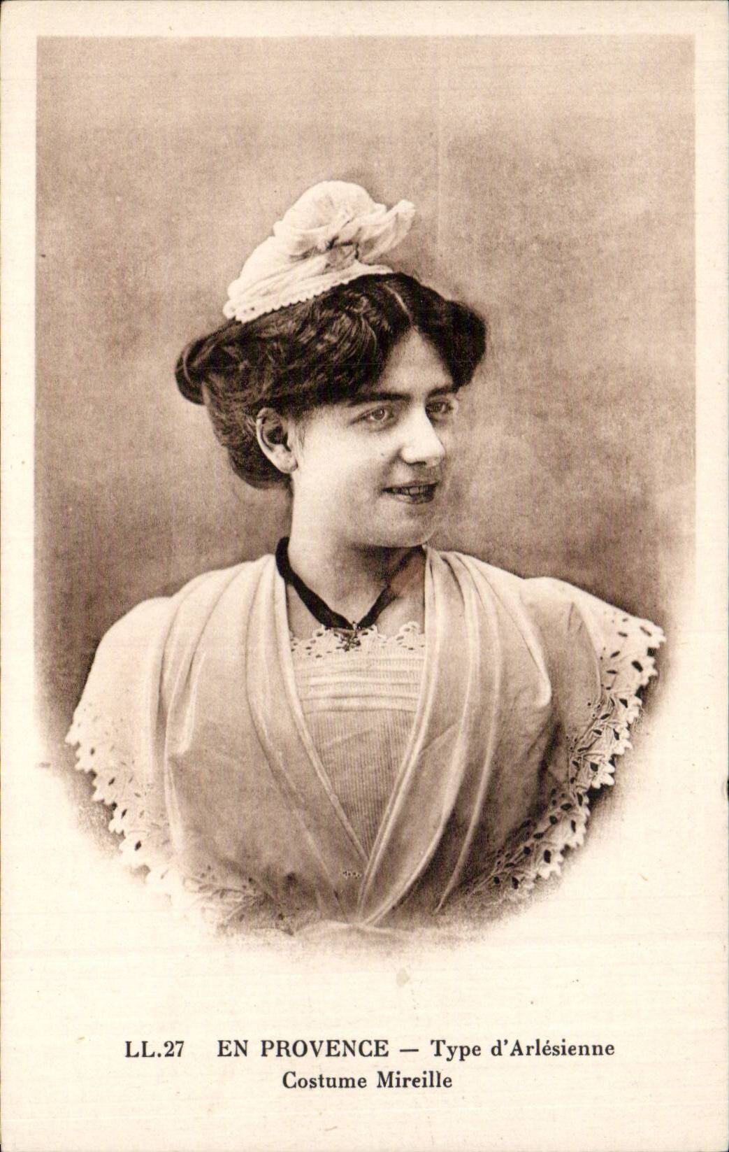CPA En Provence Type d'arlesienne Costume Mireille ( folklore coiffe )