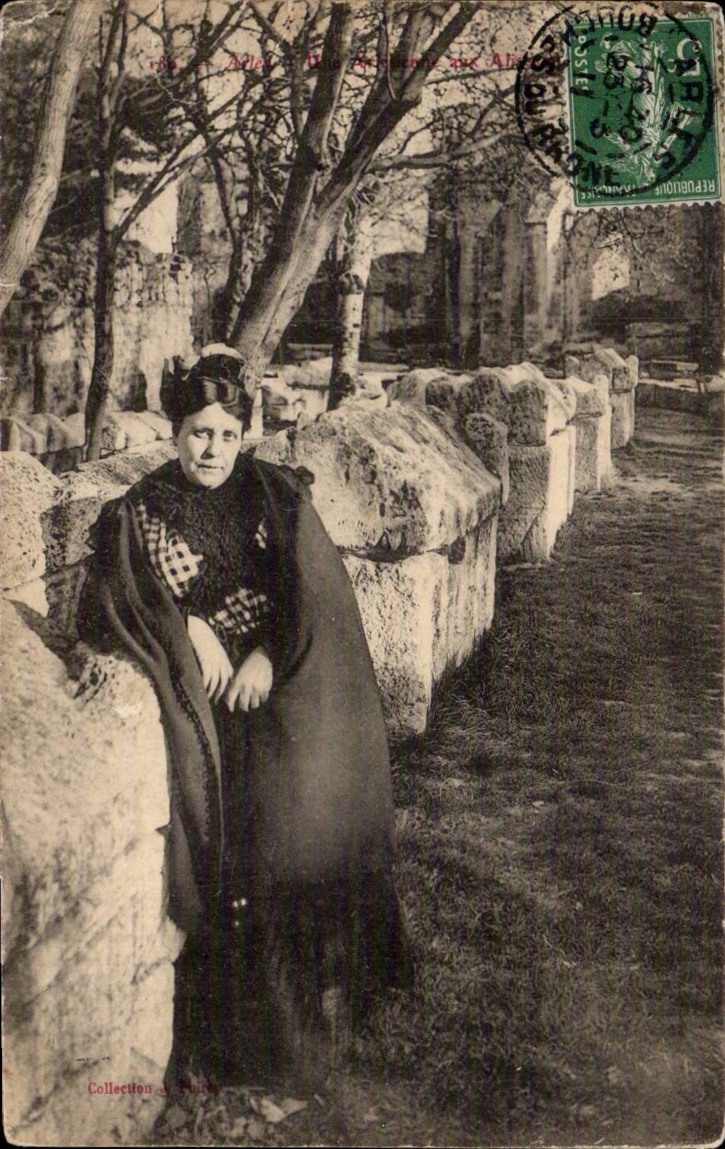 CPA En Provence Type d'arlesienne Arles ( folklore coiffe )