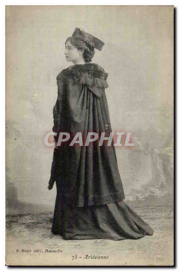 CPA Arles Arlesienne Folklore Costume