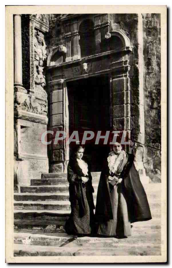 CPA Arles Arlesienne Folklore Costume Arlesiennes devant l'eglise Ste Trophime