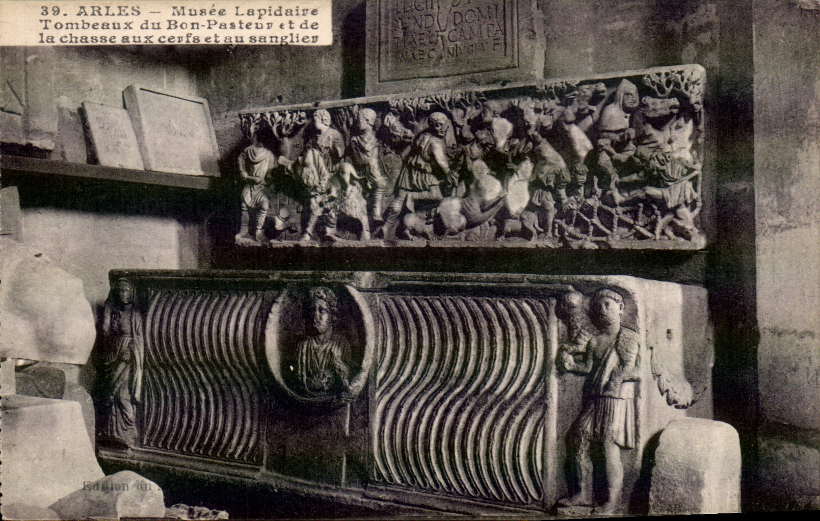 CPA Arles Musee lapidaire Tombeaux du Bon Pasteur et de la chasse aux cerfs et au sanglier