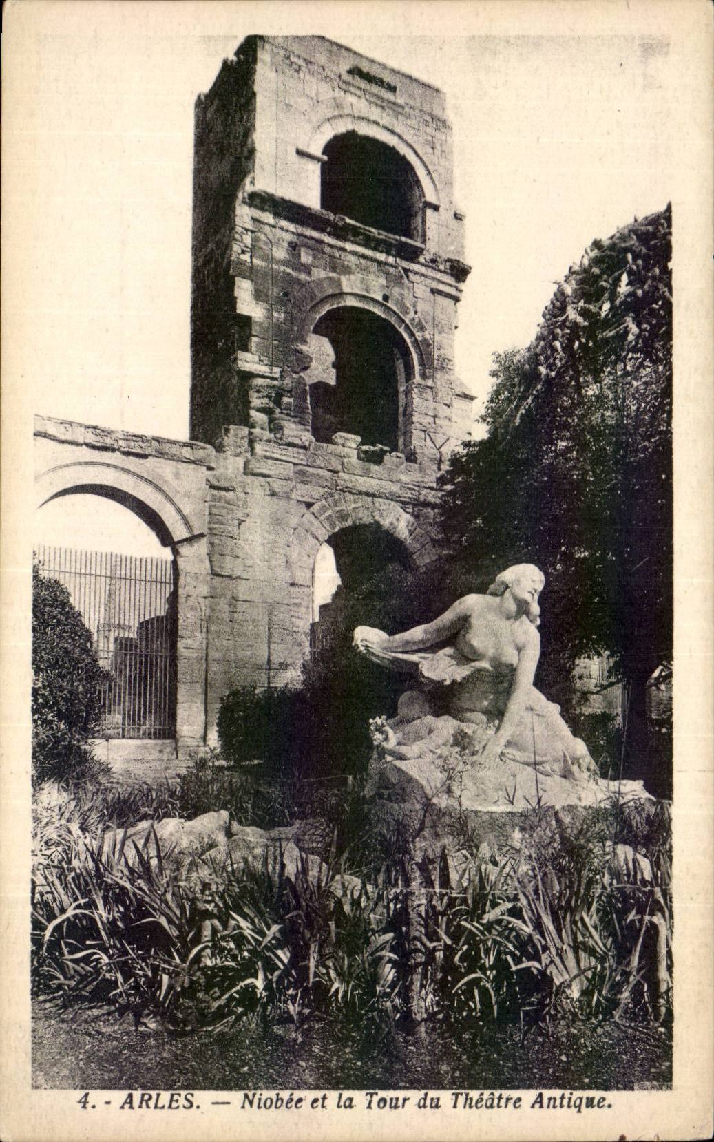 Arles — Niobée et la Tour du Théâtre Antique — Édition J. George, Arles, Int. Rep.