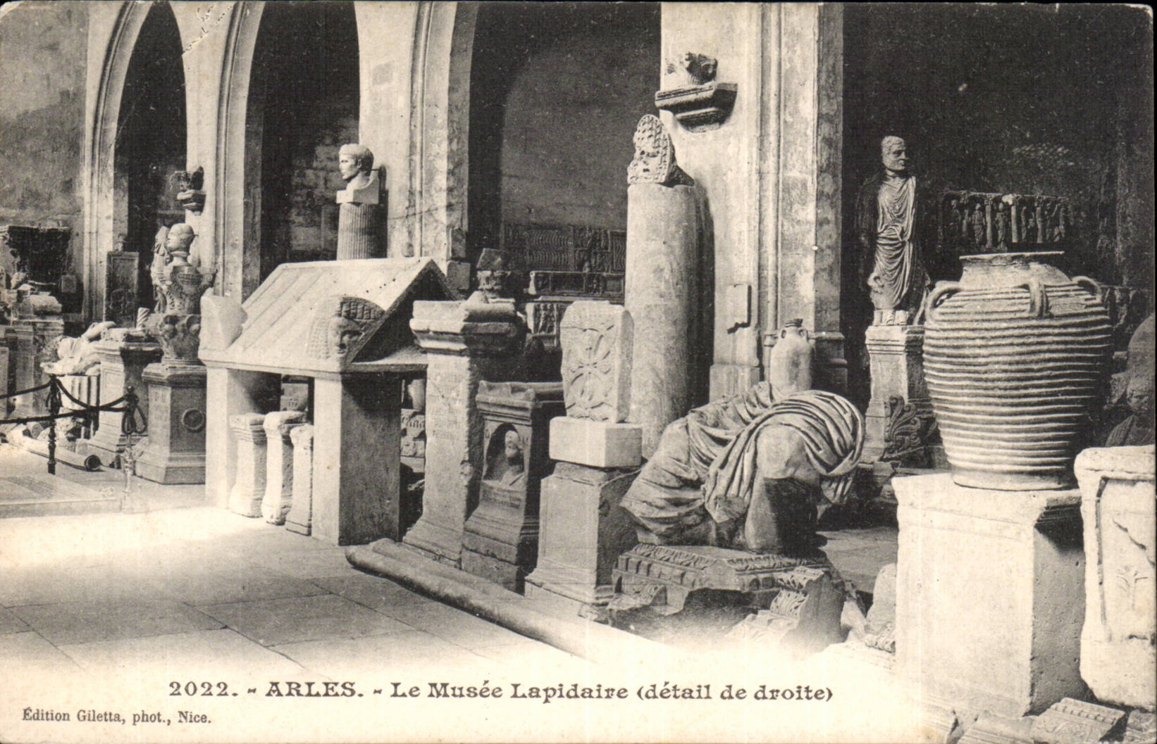 CPA Arles Le musee lapidaire detail de droite