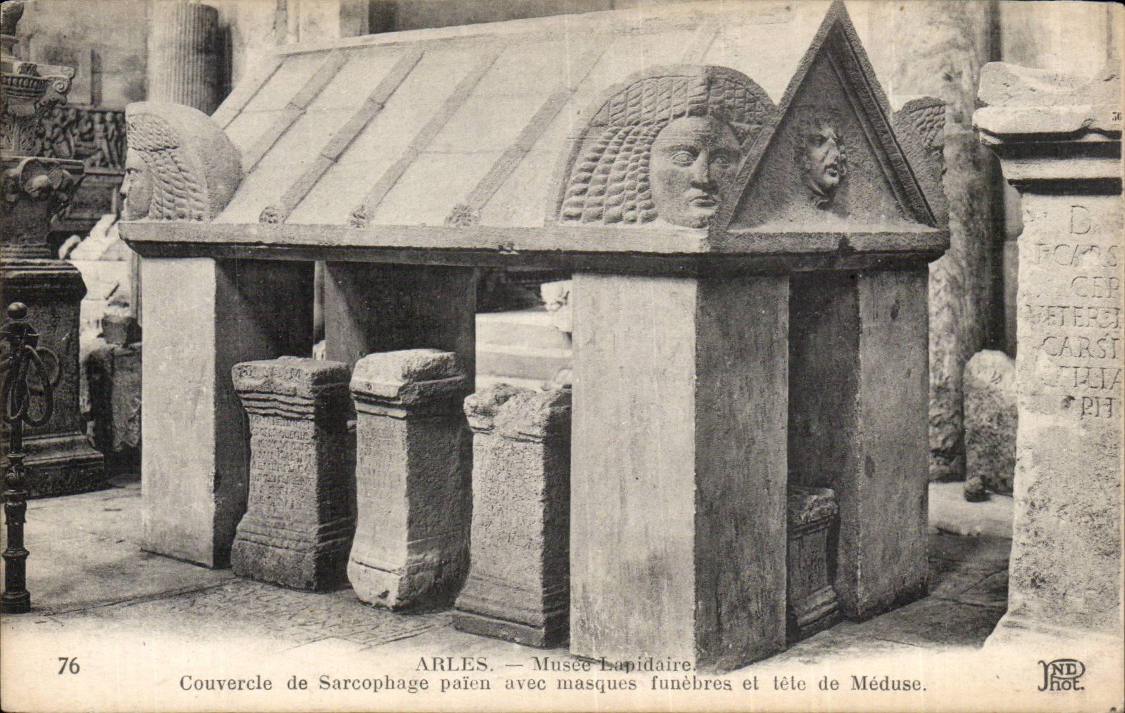CPA Arles Musee lapidaire Couvercle de sarcophage paien avec amsques funebres et tete de Meduse