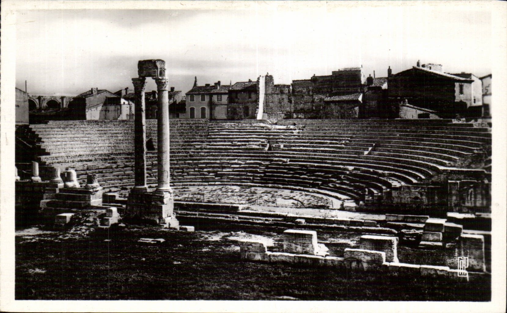 CPA Arles Ensemble des ruines du theatre antique