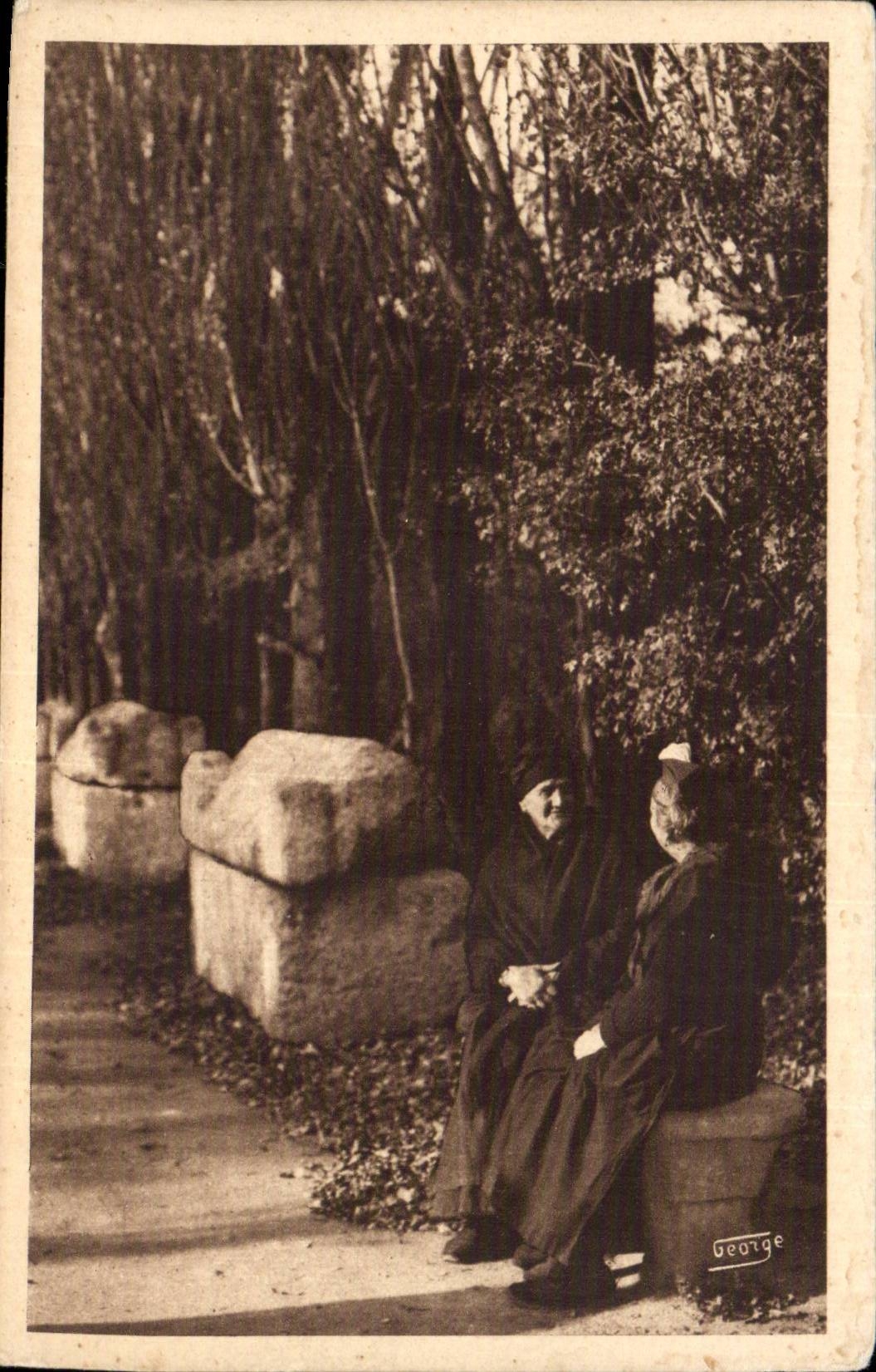 CPA Arles Un coin des Alyscamps Folklore Costume Coiffe