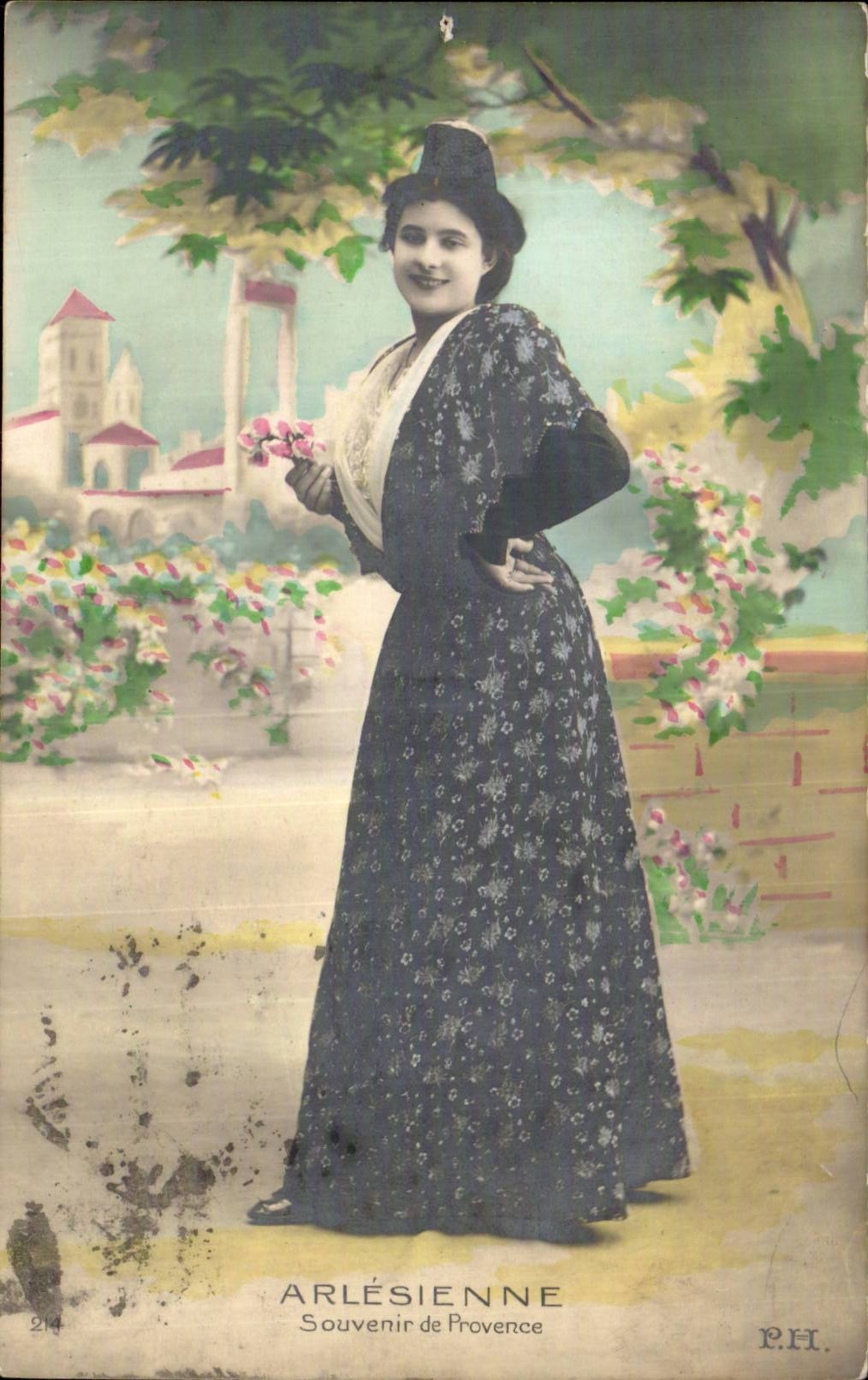 CPA Arles Arlesienne Folklore Costume Souvenir de provence