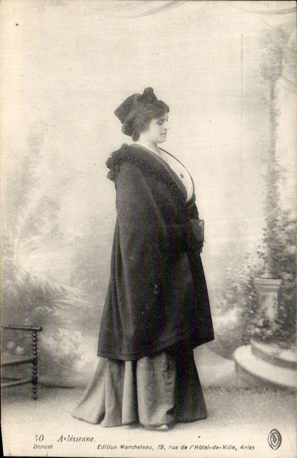 Femme en manteau à col fourré — Arlésienne — Édition Marcheteau, 19 rue de l'Hôtel-de-Ville, Arles