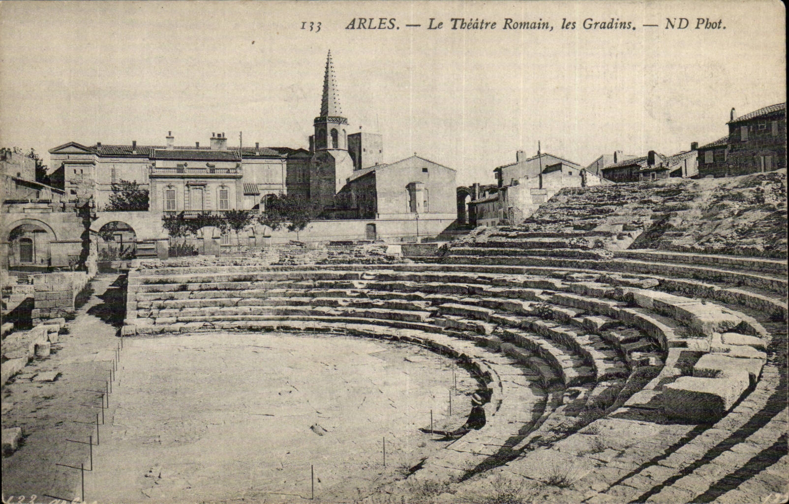 Arles — Le Théâtre Romain, les Gradins — ND Pbot.