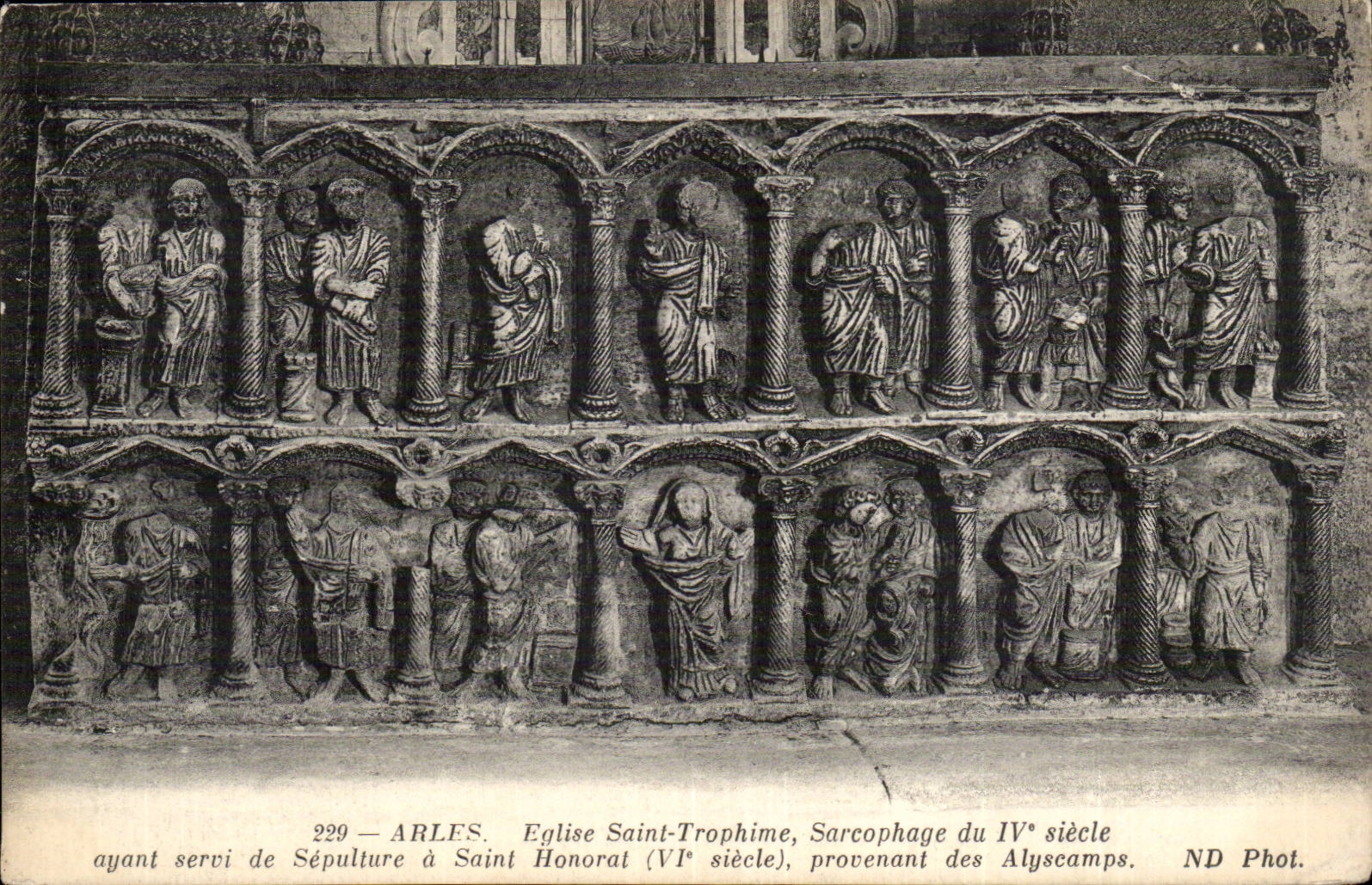 Arles CPA Eglise Sainte TRophine Sarcophage du 4eme Saint Honorat Alyscamps
