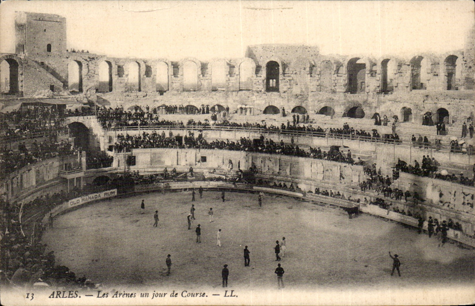 Arles — Les Arènes un jour de Course — LL. n°13
