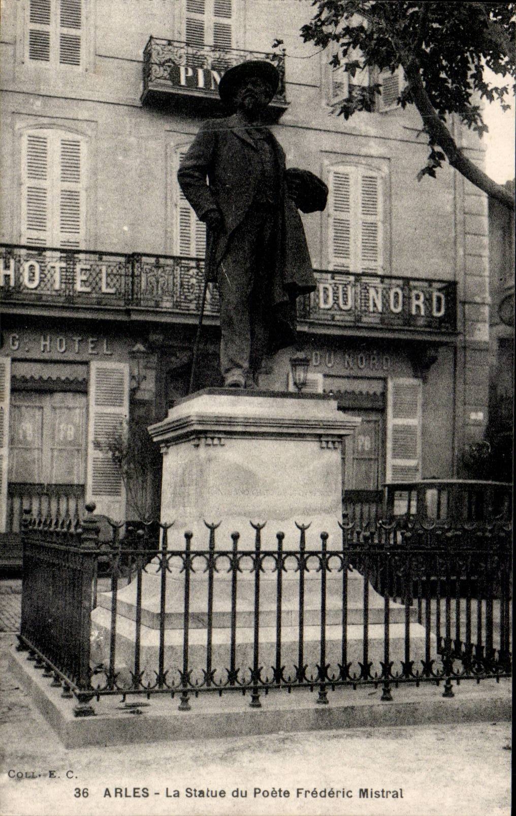 Arles CPA La statue du poete Frederic Mistral Hotel du Nord