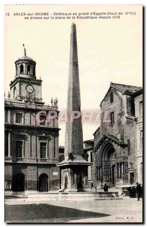 Arles-sur-Rhône — Obélisque en granit d'Égypte (Haut de 15m26) sur la place de la République depuis 1676 — COLL. E.C.