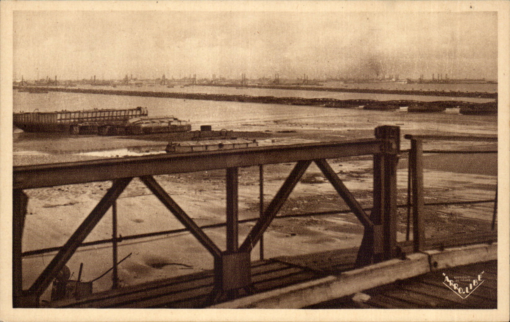 Arromanches-les-Bains — Le port de la Libération (1944) — Marquise de Calvados / Arroolibe