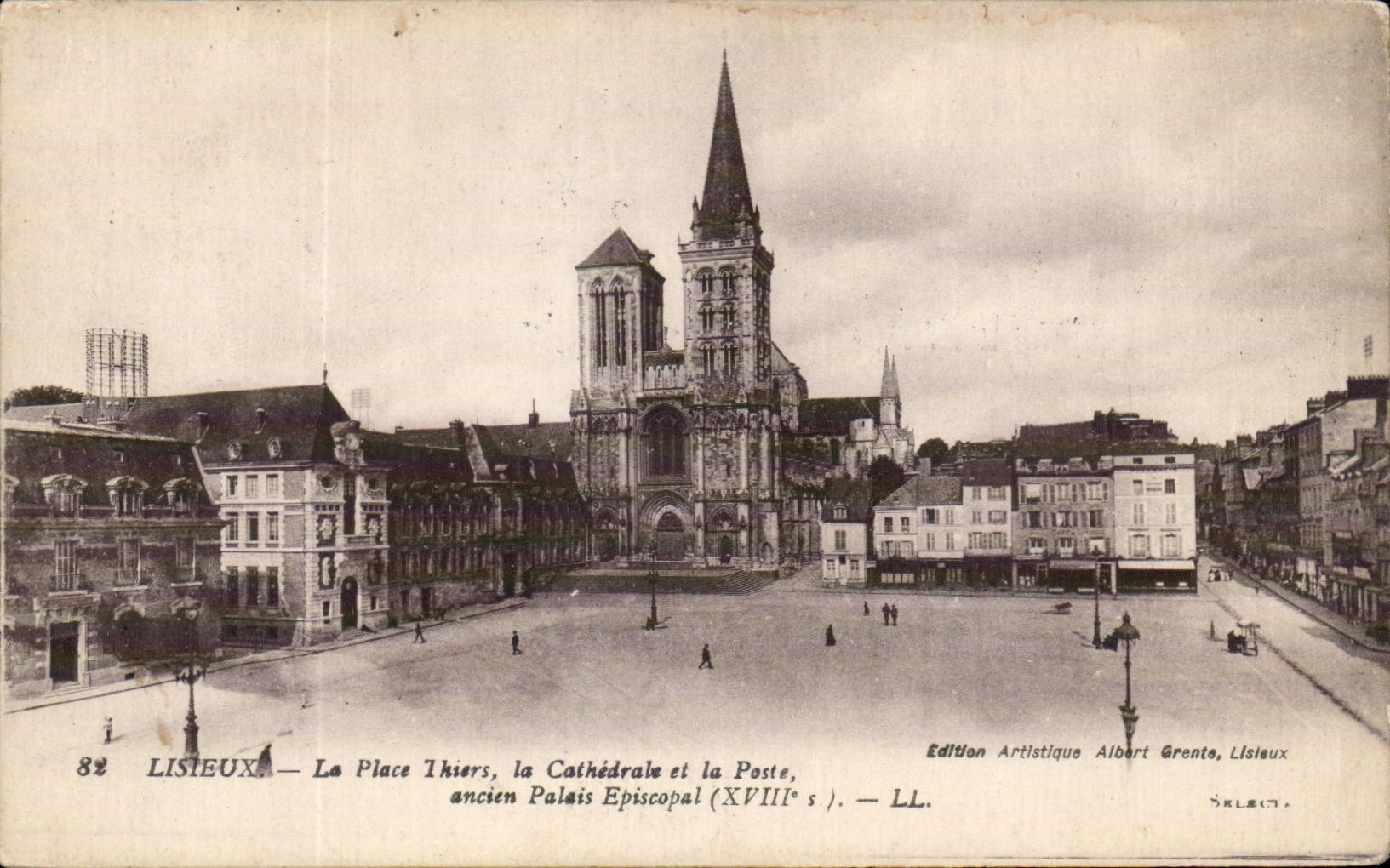 Listieux — La Place Thiers, la Cathédrale et la Poste, ancien Palais Épiscopal (XVIIIe s.) — Édition Artistique Albert Grente, Listieux