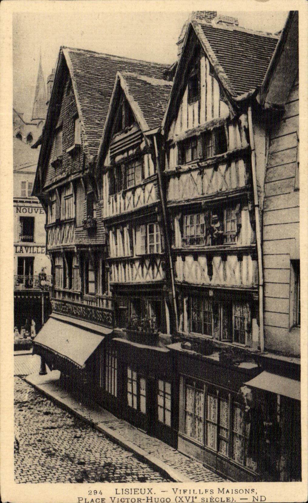 Lisieux — Place Victor-Hugo — Maisons du XVIe siècle