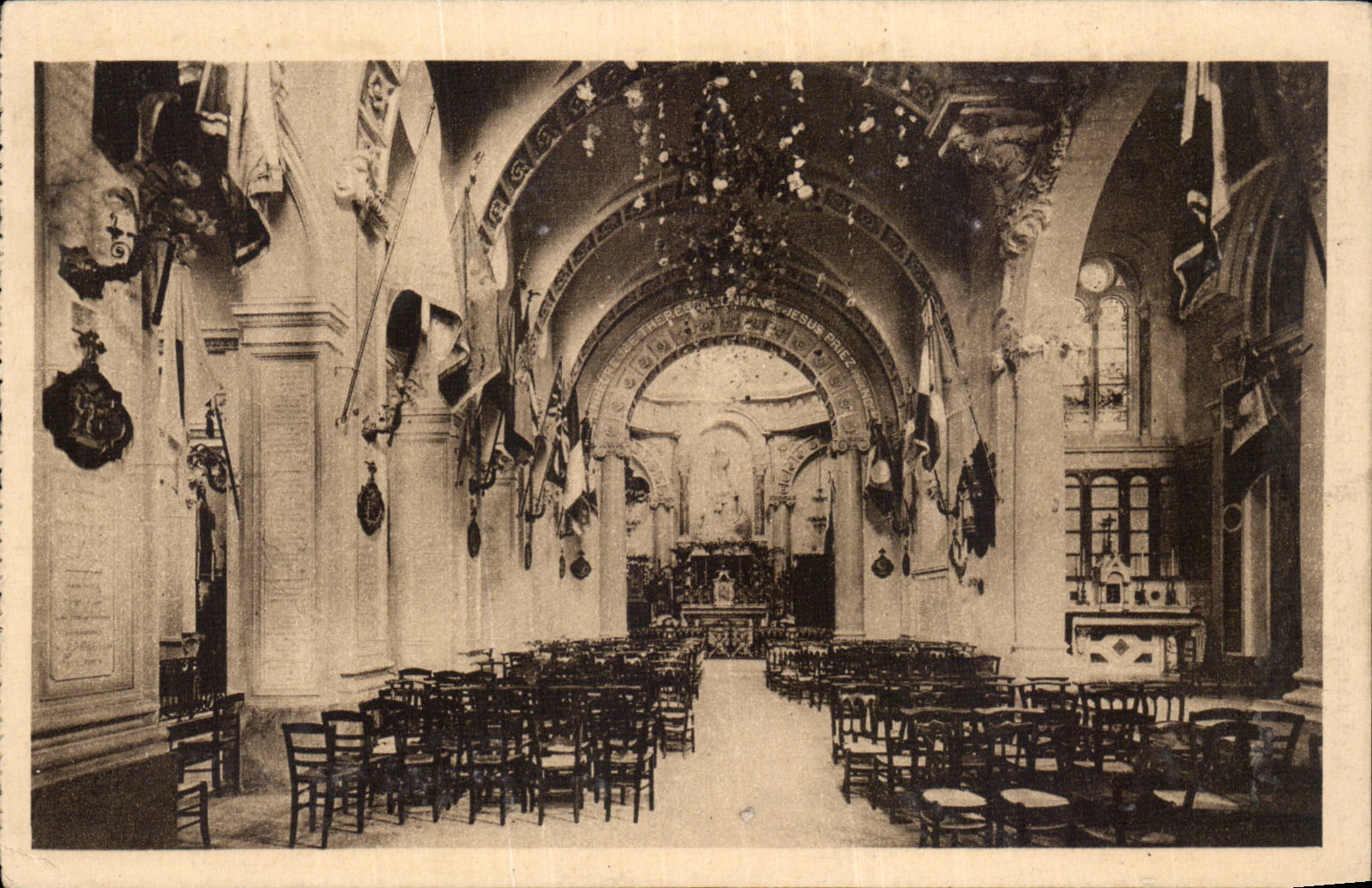 Lisieux CPA La chapelle des Carmelites paree pour les fetes du tRiduum Mai 1923