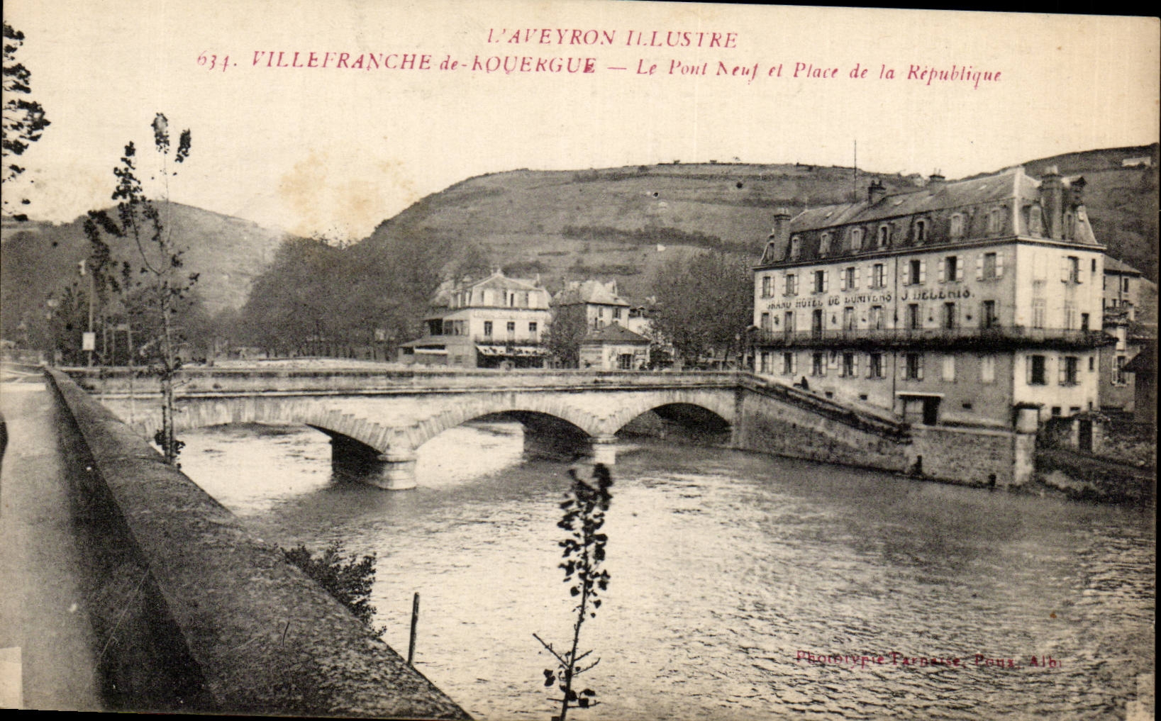 Villefranche de Rouergue CPA Le pont neuf et place de la Republique