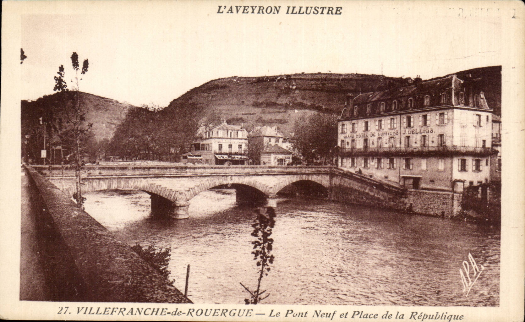 Villefranche de Rouergue CPA Le pont neuf et place de la Republique