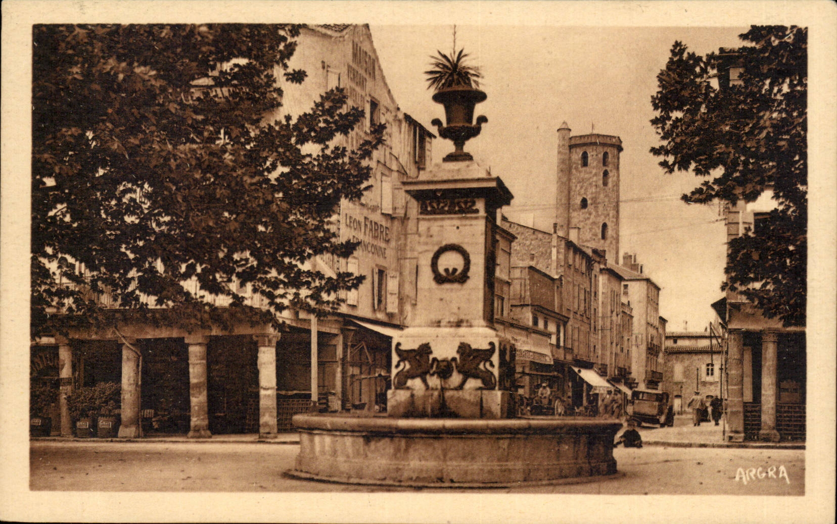 Millau CPA Place de l'hotel de ville Beffroi et fontaine empire