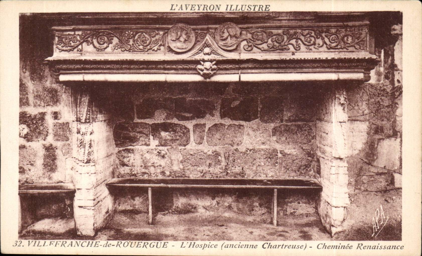 Villfranche-de-Rouergue — L'Hospice (ancienne Chartreuse) — Cheminée Renaissance — L'Aveyron Illustre, n°32