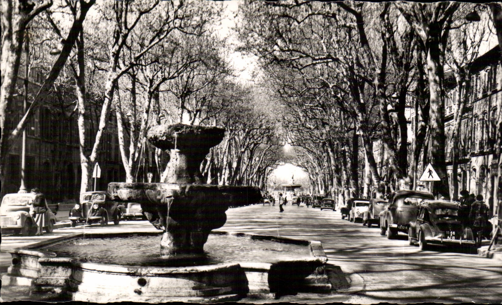 CPA Aix en Provence Fontaine des neuf canons sur le cours Mirabeau