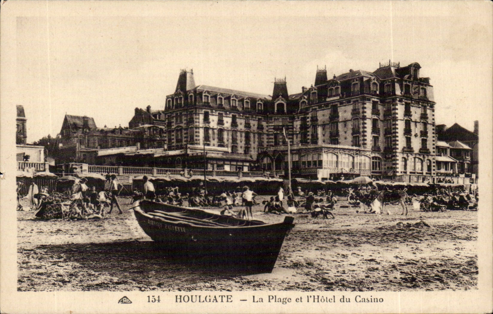 Houlgate — La Plage et l'Hôtel du Casino — CPA PHIL