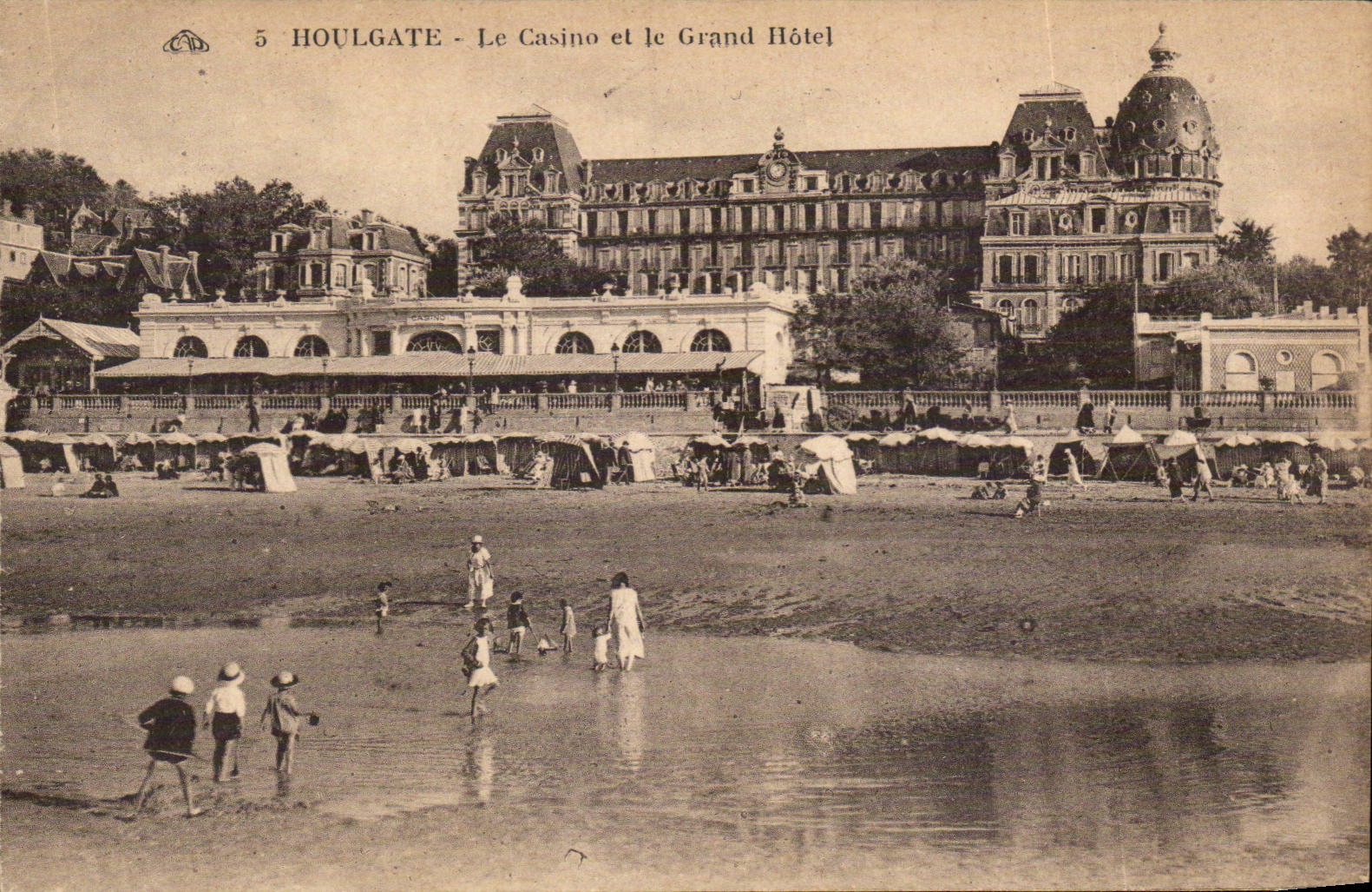 Houlgate - Le Casino et le Grand Hôtel — CPA n°5