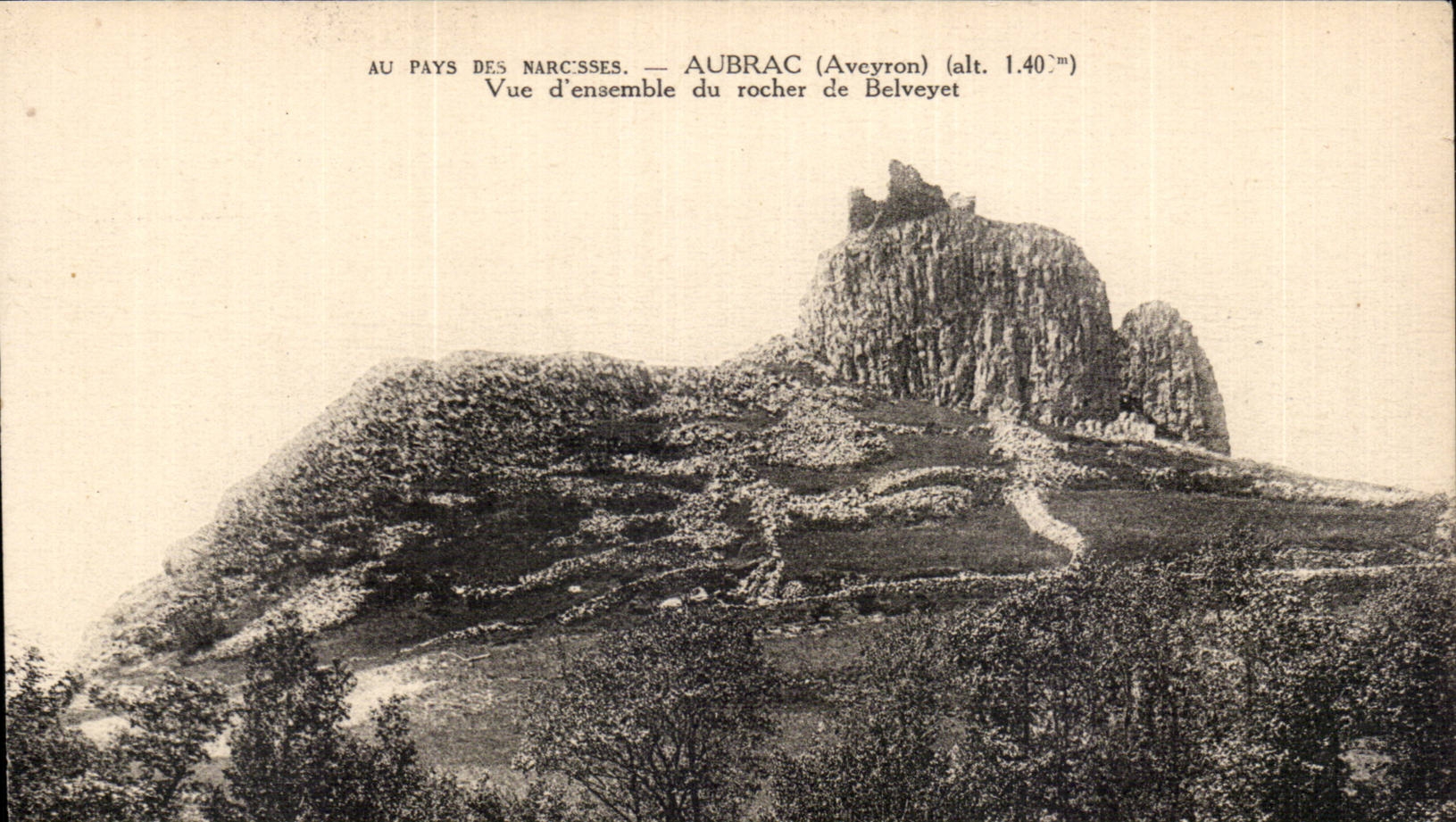 Aubrac (Aveyron) — Vue d'ensemble du rocher de Belveyet — Royal Hotel Astoria Palace, Vichy