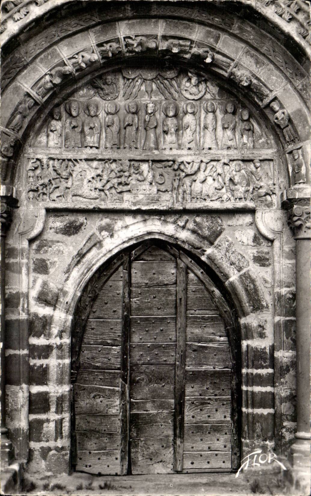 CPSM Espalion Le portail de l'eglise Romane de Perse
