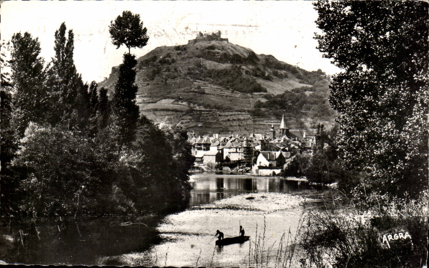 CPSM Espalion Domine par les fieres ruines feodales du chateau de Calmont