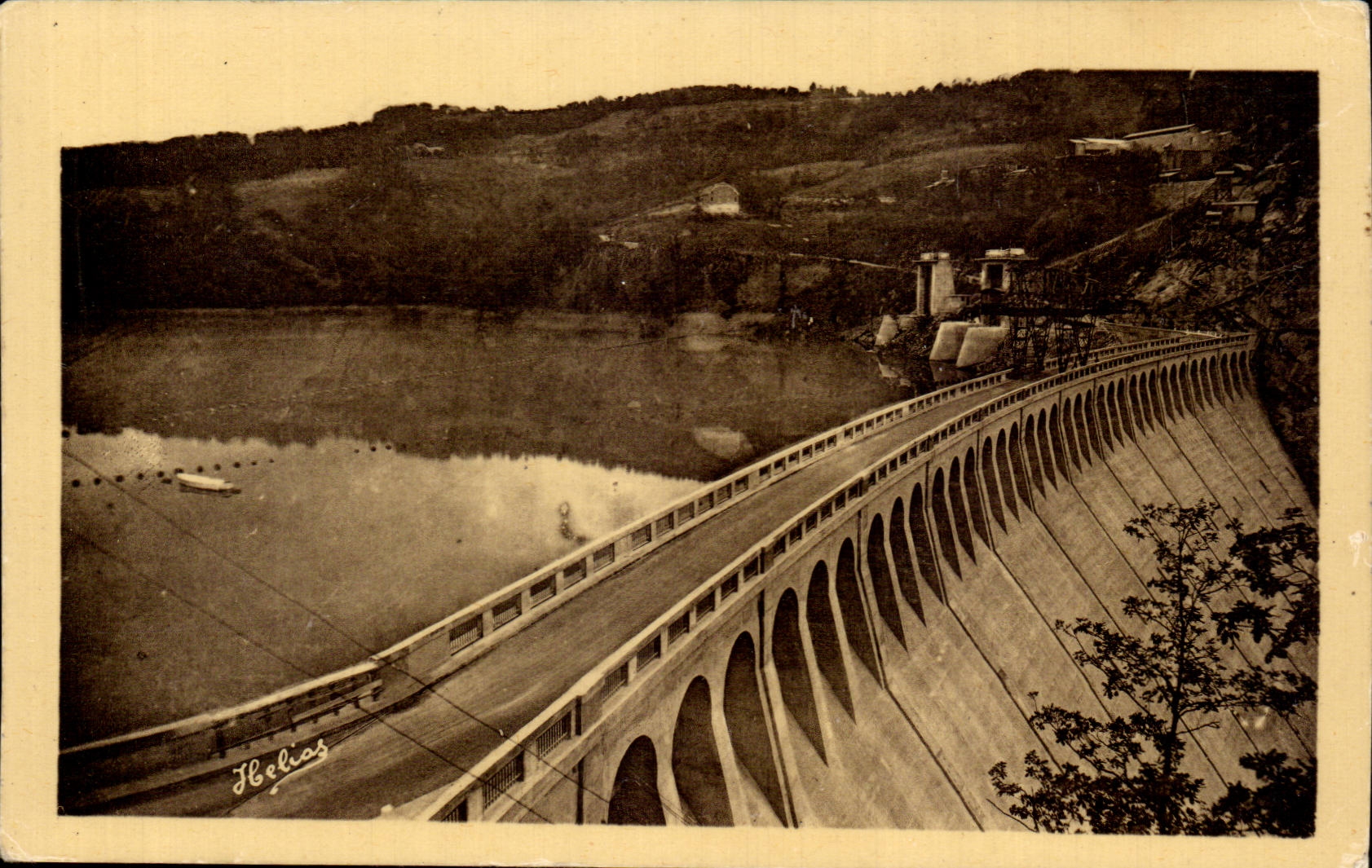 Barrage de Sarrans — vue du barrage et de la route — éditeur Helias, n°5a