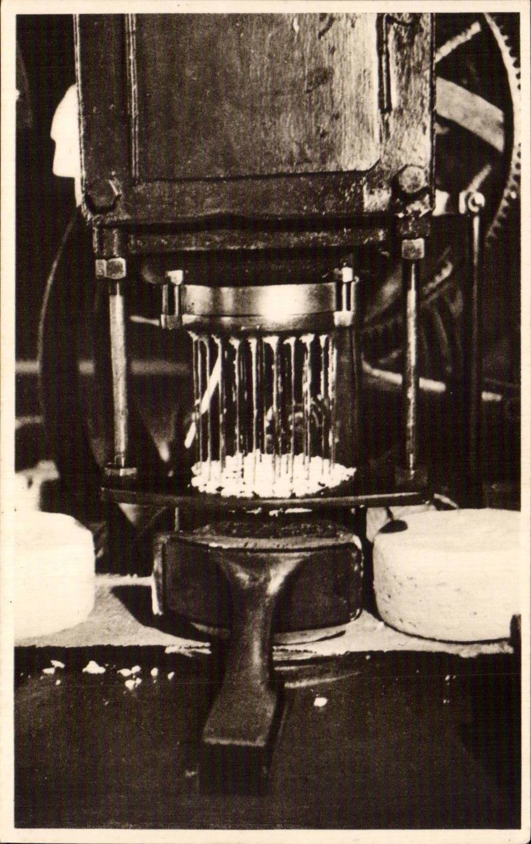CPA Roquefort Cave carriere Atelier de piquage et brossage
