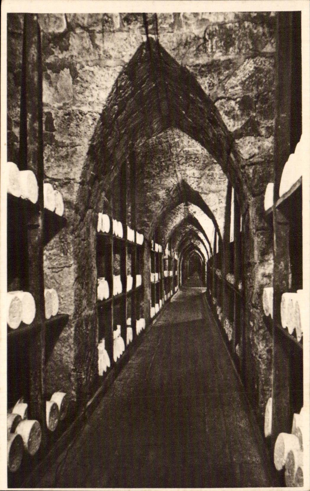 CPA Roquefort Cave carriere Une allee ( fromage cheese )