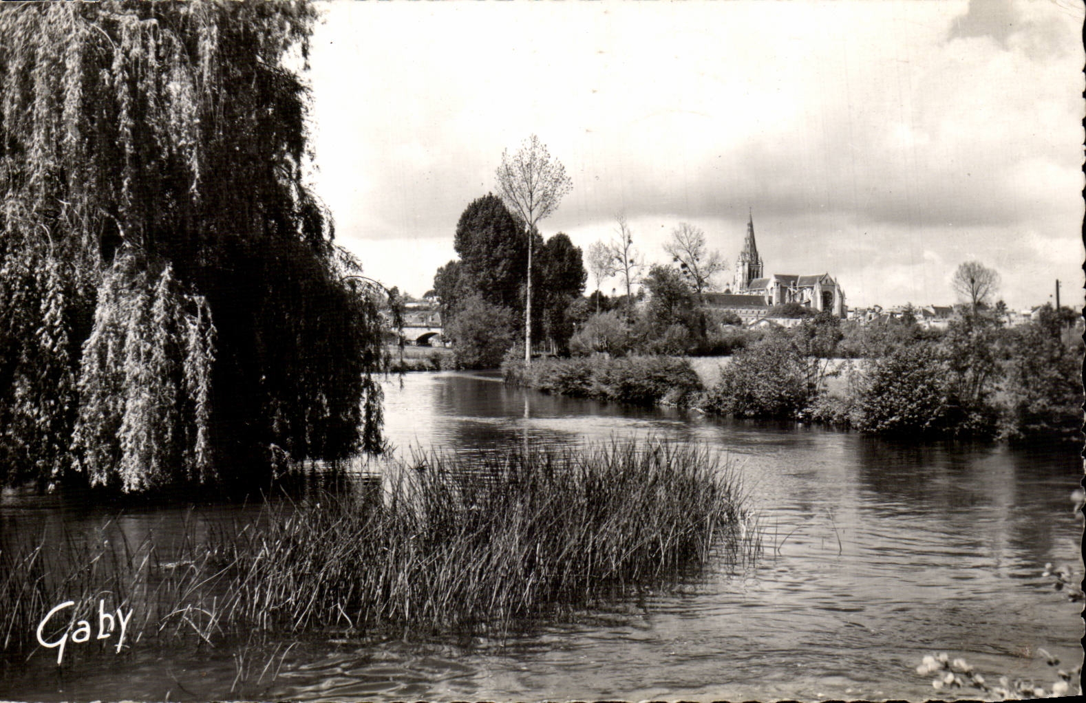 Saint-Maixent-l'École — La Sèvre-Niortaise et l'Église St-Léger — Éditions Gaby