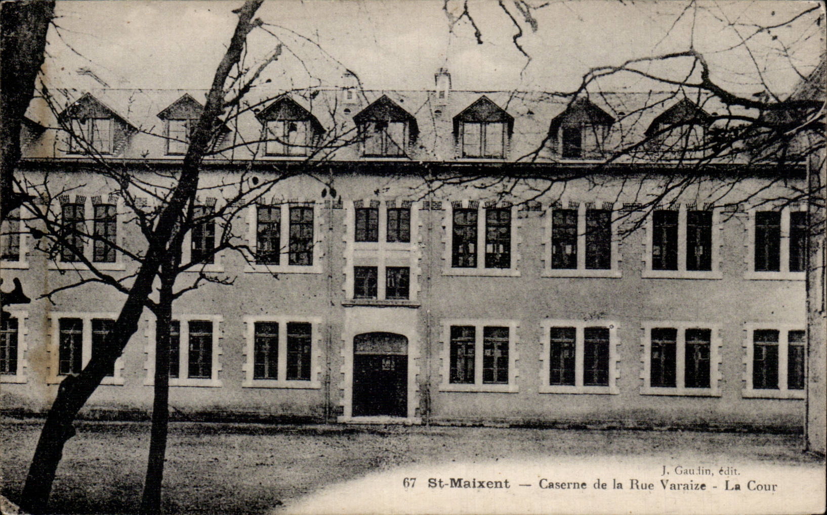 CPA St Maixent Caserne de la rue Varaize La cour