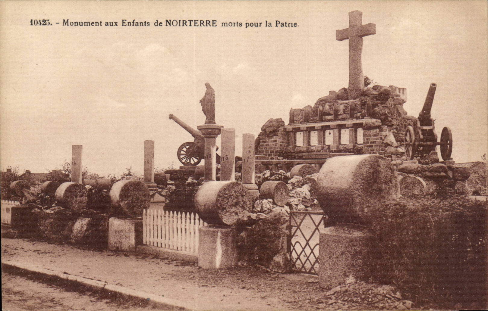 Monument aux Enfants de NOIRTERRE morts pour la Patrie — éditeur CPAPHIL, n° de série 10425