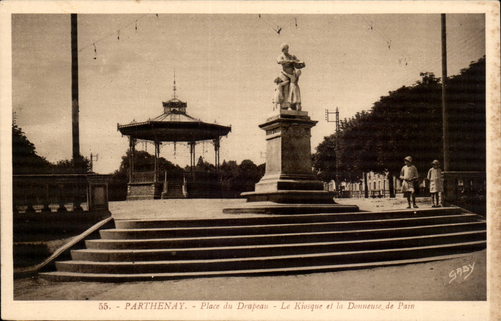 CPA Parthenay Place du drapeau Le kiosque et la donneuse de pain