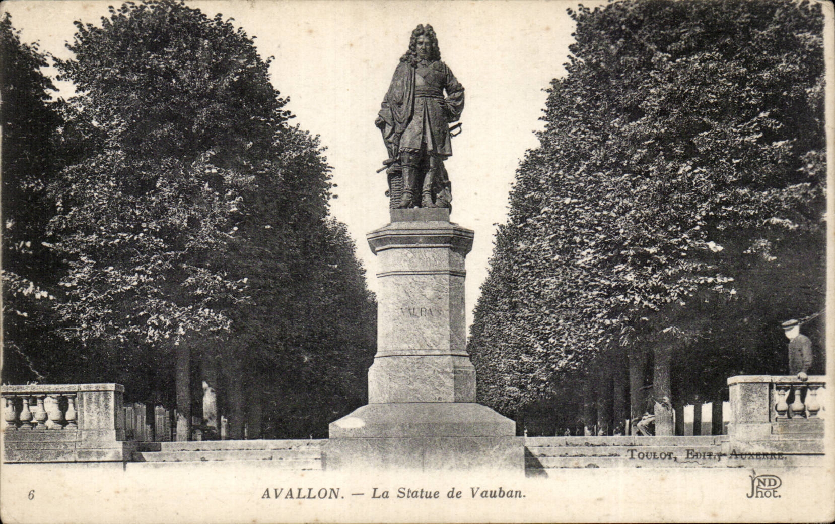Avallon — Statue de Vauban — Toulot, Éditeur Aucierre