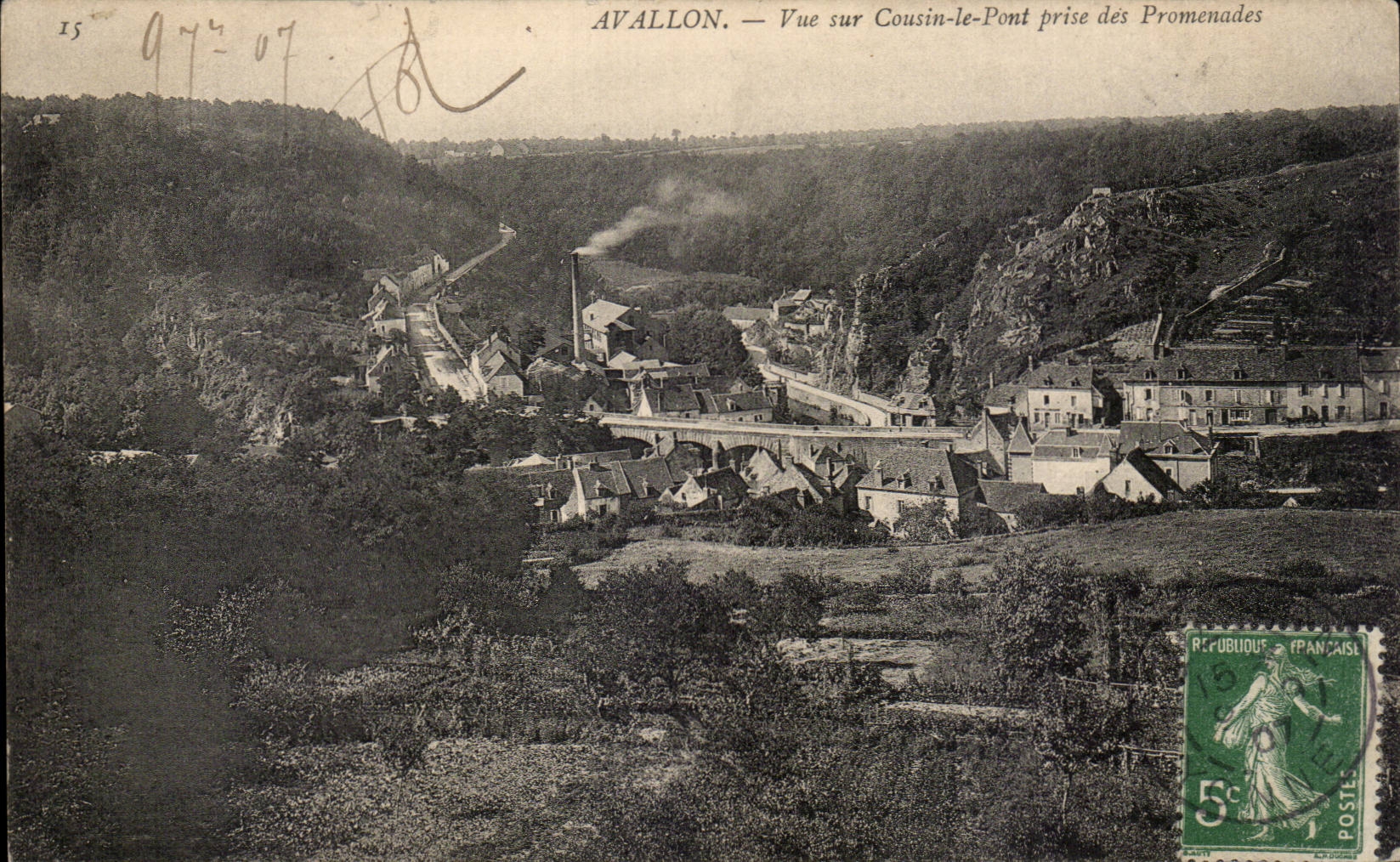 Avallon — Vue sur Cousin-le-Pont prise des Promenades