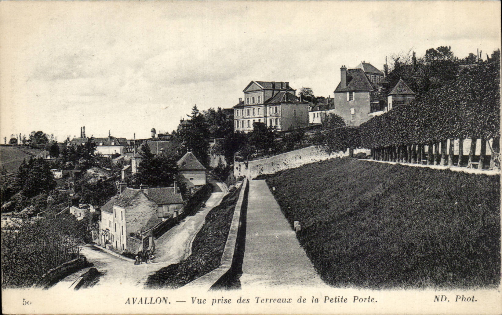 CPA Avallon Vue prise des terreaux de la petite porte