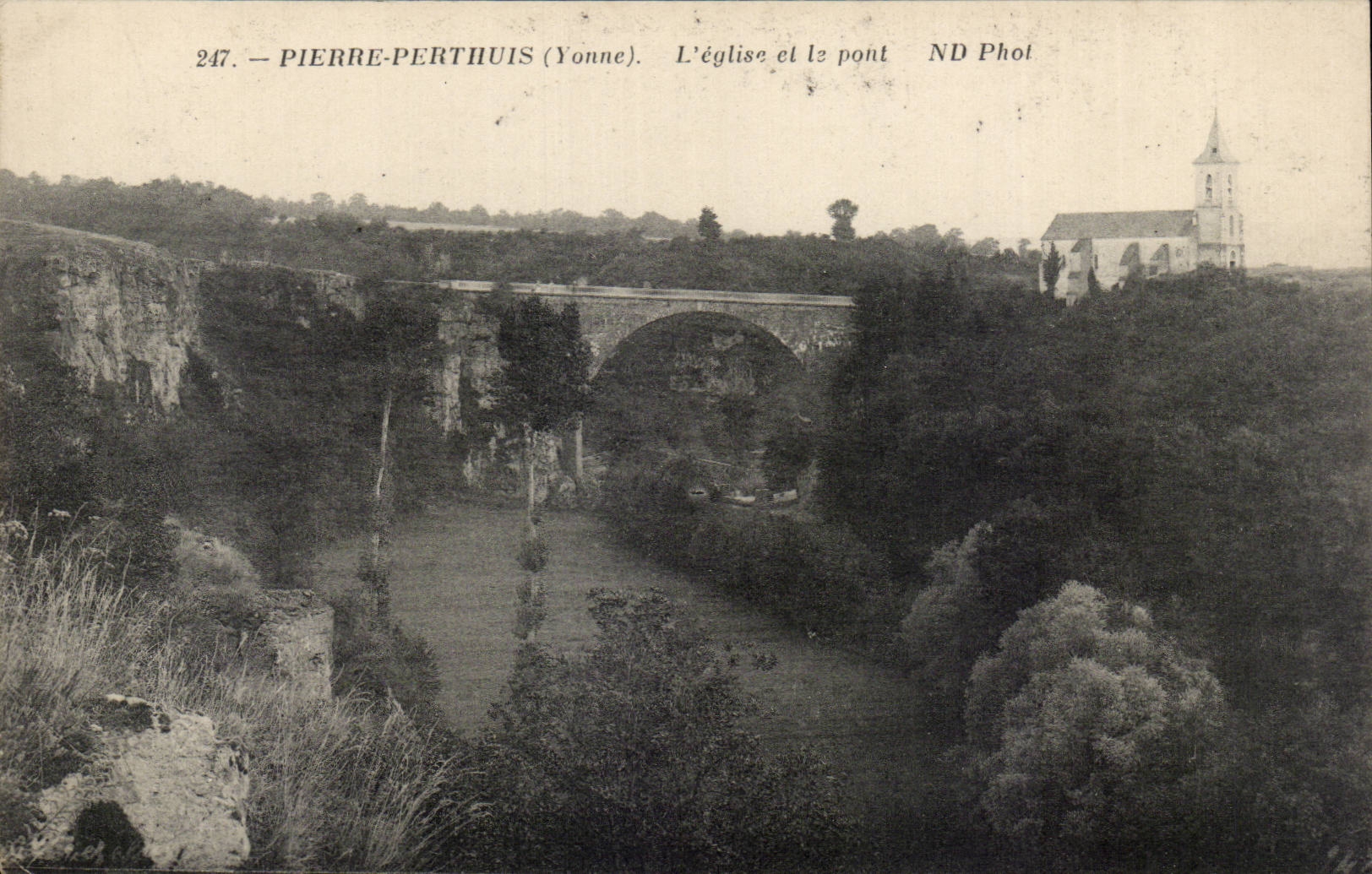 Pierre-Perthuis (Yonne) — L'église et le pont — ND Phot